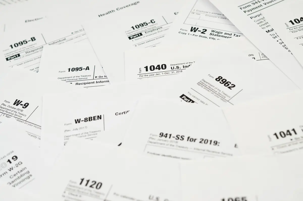 many-tax-form-blanks-lies-on-table-close-up-2026-01-08-23-56-11-utc.jpg