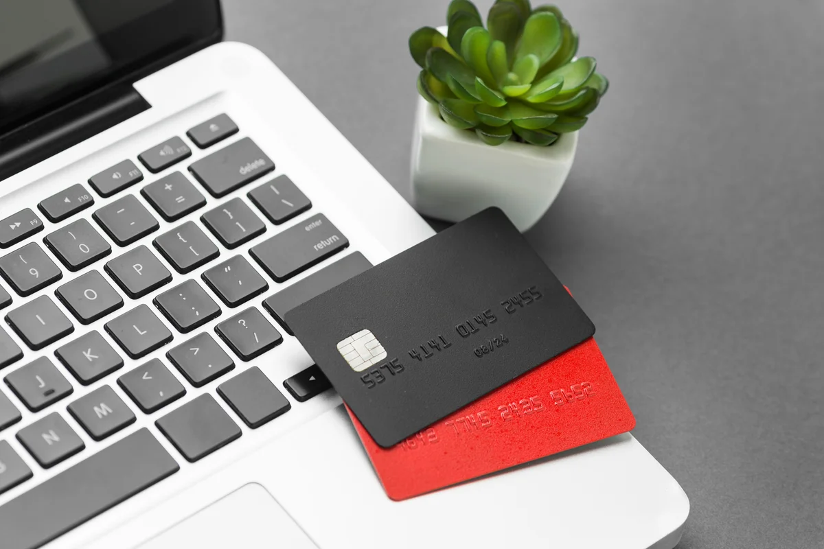 เลิกให้พนักงานทดรองจ่าย! ทำไม SME ยุคใหม่ถึงหันมาใช้ "บัตรเครดิตองค์กร (Corporate Card)" คุมงบ