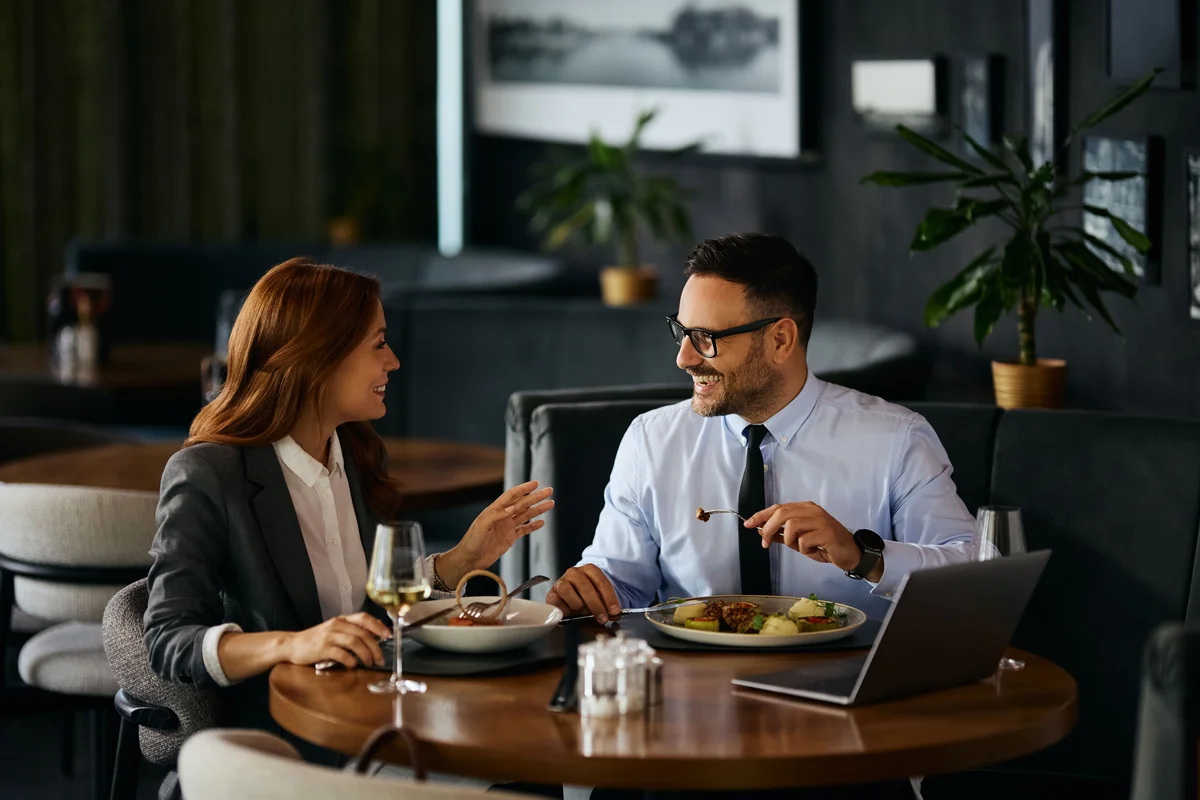 พาลูกค้าไปเลี้ยงข้าว-ตีกอล์ฟ เบิกบริษัทได้ไหม? เคล็ดลับลงบัญชี "ค่ารับรอง" ไม่ให้โดนปัดตก